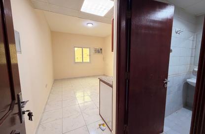 Apartment - Studio - 1 Bathroom for rent in Fire Station Road - Muwaileh - Sharjah Apartment - Studio - 1 Bathroom for rent in Fire Station Road - Muwaileh - Sharjah