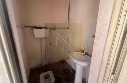Warehouse - Studio - 6 Bathrooms for sale in Umm Al Thuoob - Umm Al Quwain
