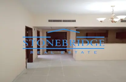 شقة - غرفة نوم - 2 حمامات للايجار في طراز فرنسي - المدينة العالمية - دبي