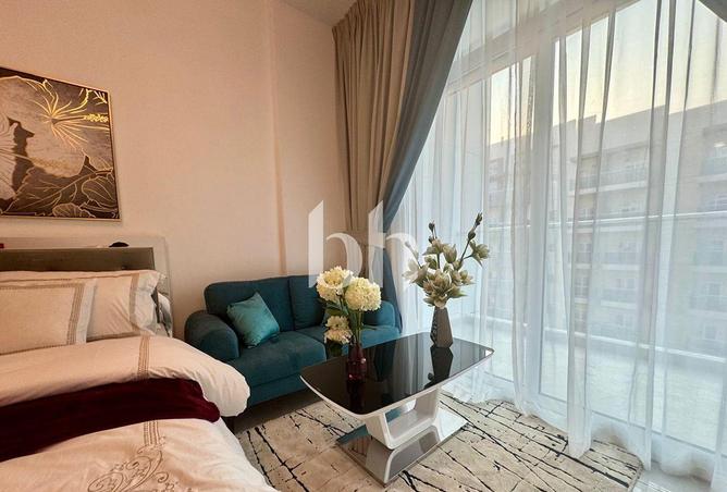 Fully Furnished | Mid Floor | Next to Metro photo 3