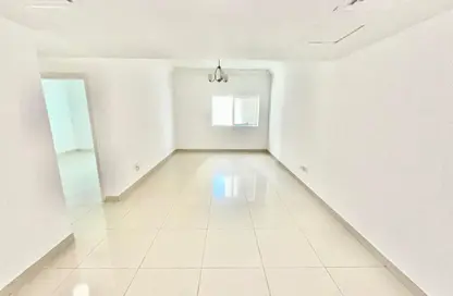 شقة - 2 غرف نوم - 2 حمامات للايجار في الخان - الشارقة