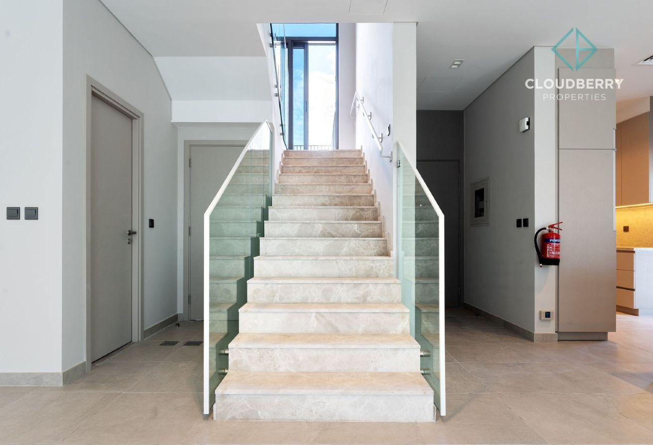 Huge Layout | Corner Unit | Ready to Move in photo 6