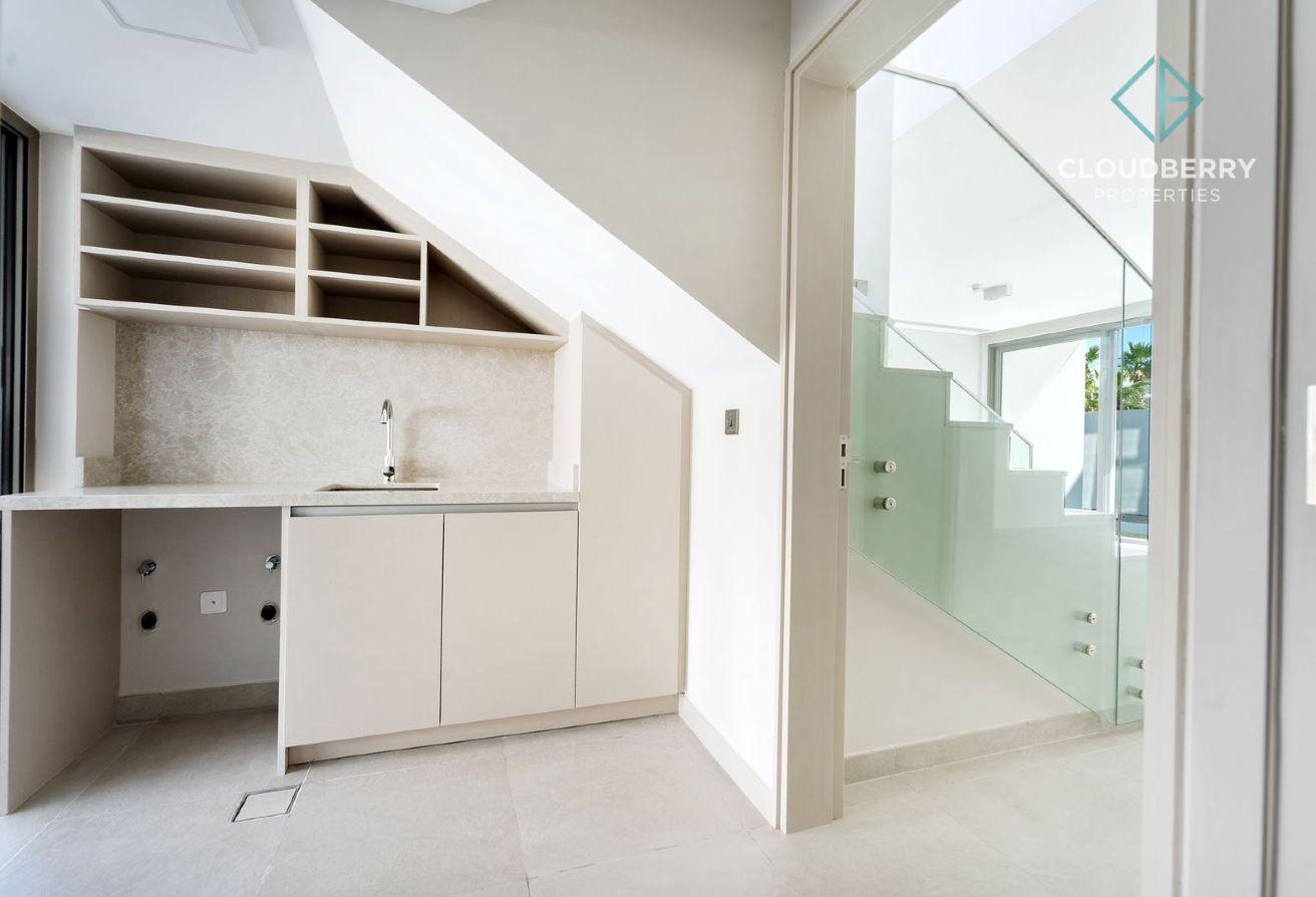 Huge Layout | Corner Unit | Ready to Move in photo 5