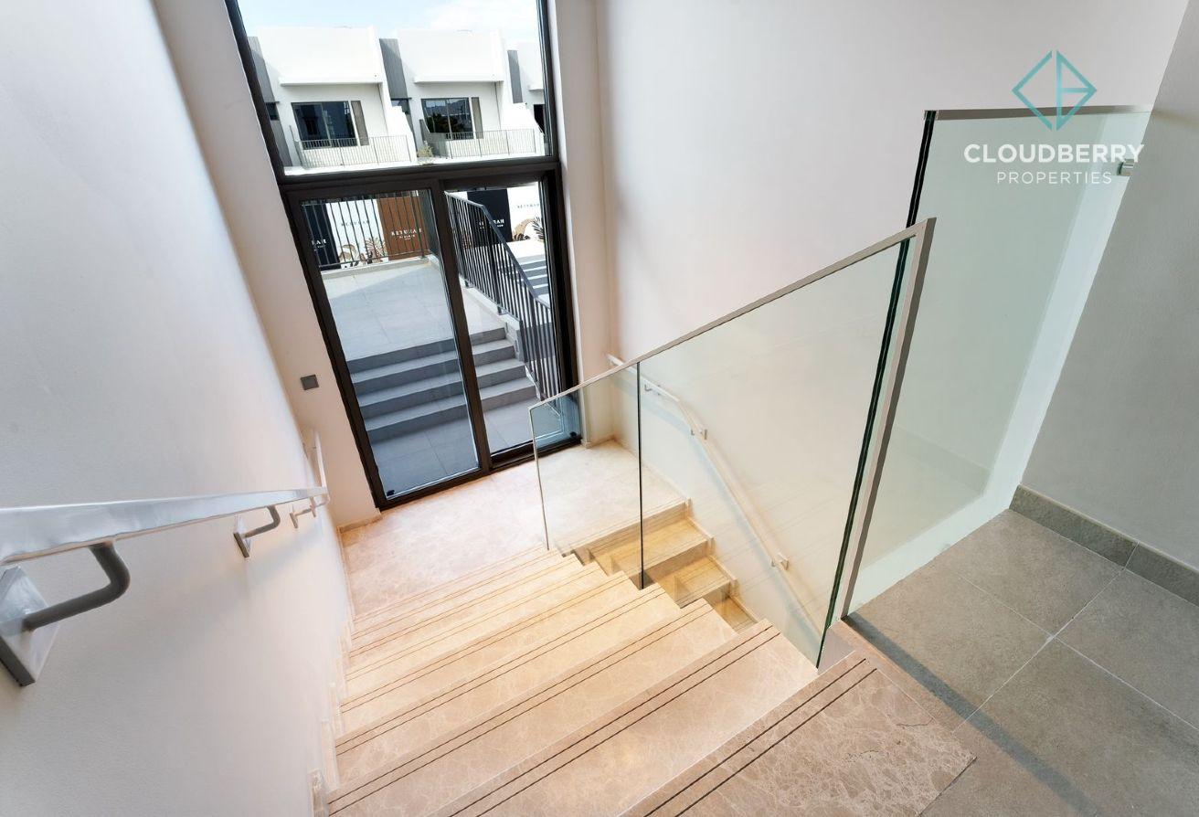 Huge Layout | Corner Unit | Ready to Move in photo 14