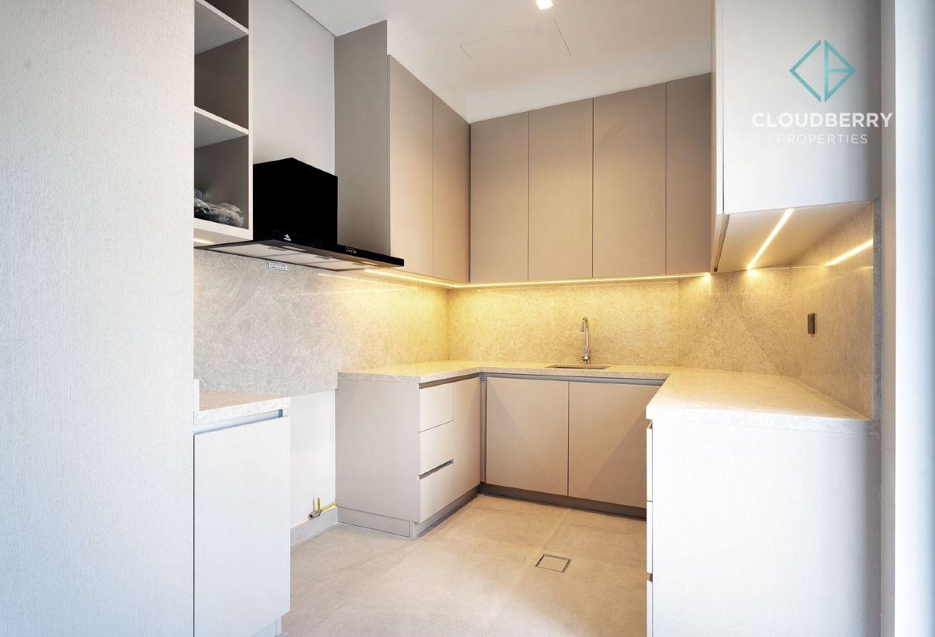 Huge Layout | Corner Unit | Ready to Move in photo 4