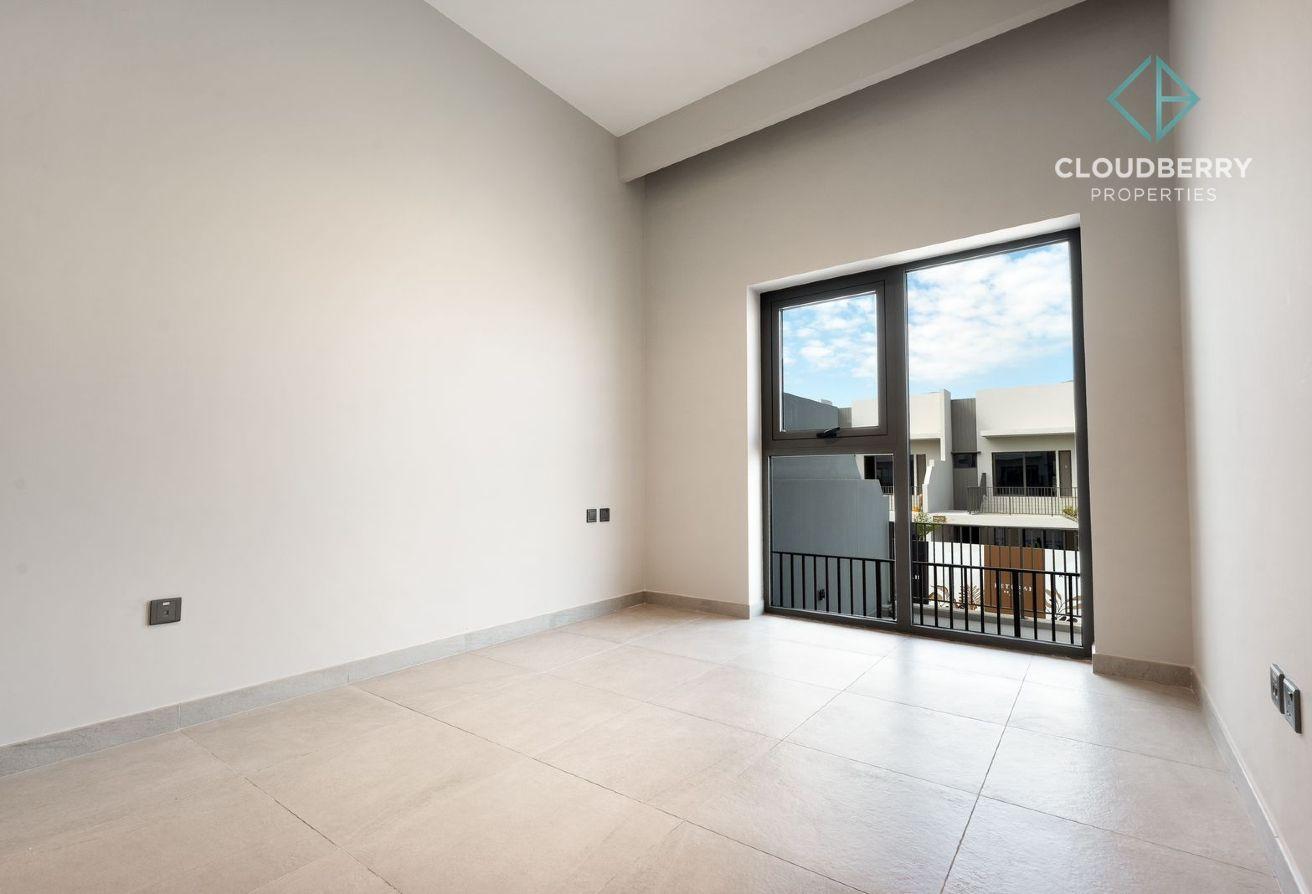 Huge Layout | Corner Unit | Ready to Move in photo 8