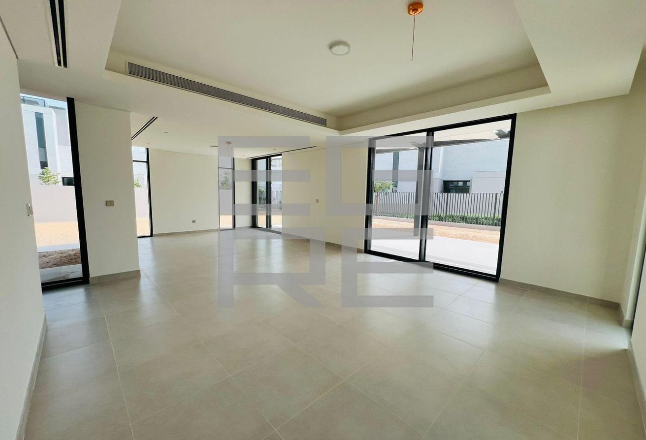 4 BR Luxurious Villa | Spacious | Vacant photo 2