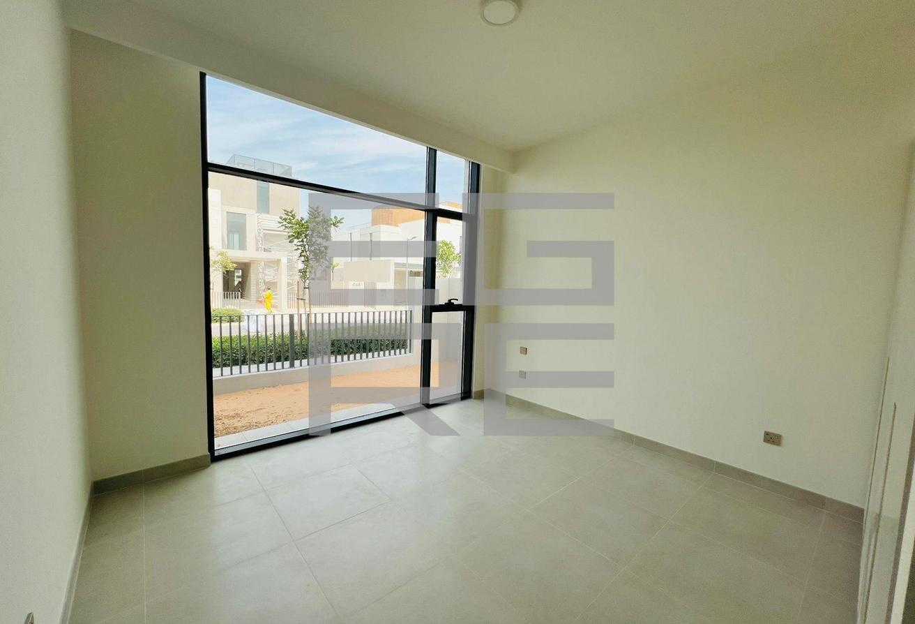 4 BR Luxurious Villa | Spacious | Vacant photo 5