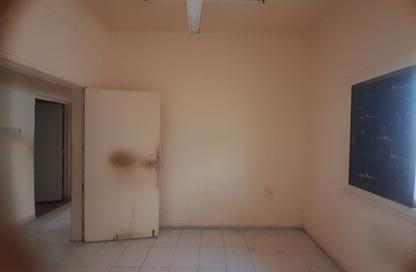 Apartment - 2 Bedrooms - 1 Bathroom for rent in Thani Yarmook Building - Halwan - Sharjah