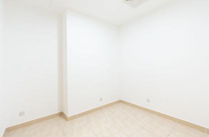 Apartment - 5 - 5 for rent in Al Muraqqabat - Deira - Dubai