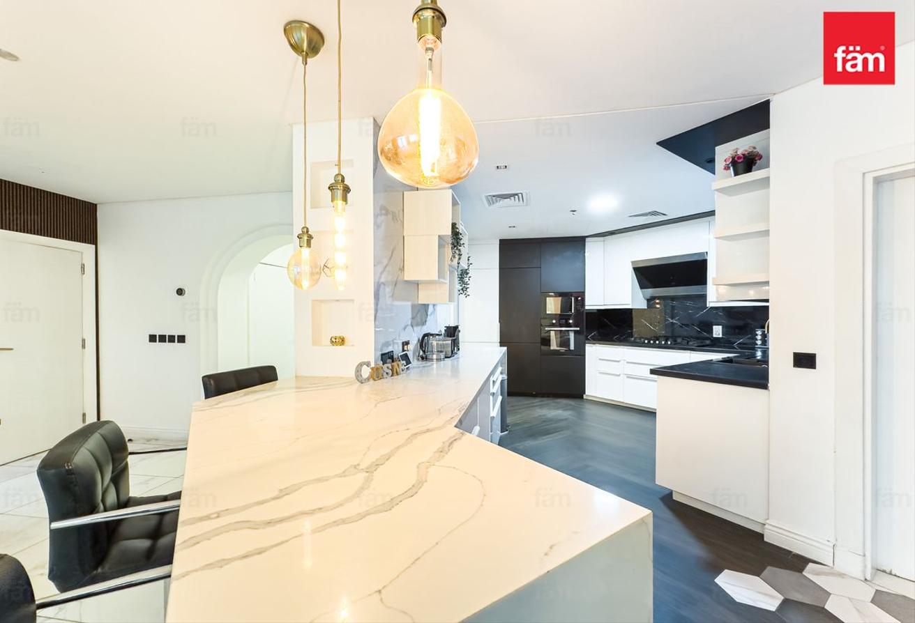 Fully Upgraded & Luxury Furnished Smart Home photo 7
