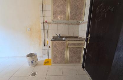 Apartment - Studio - 1 for rent in Fire Station Road - Muwaileh - Sharjah
