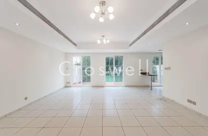 فيلا - 2 غرف نوم - 3 حمامات للايجار في الينابيع1 - الينابيع - دبي