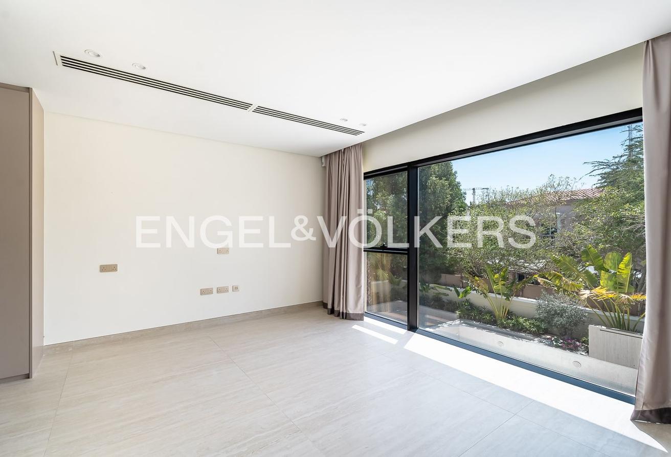 Fully Upgraded | Extended | Turnkey | Vacant Now photo 15