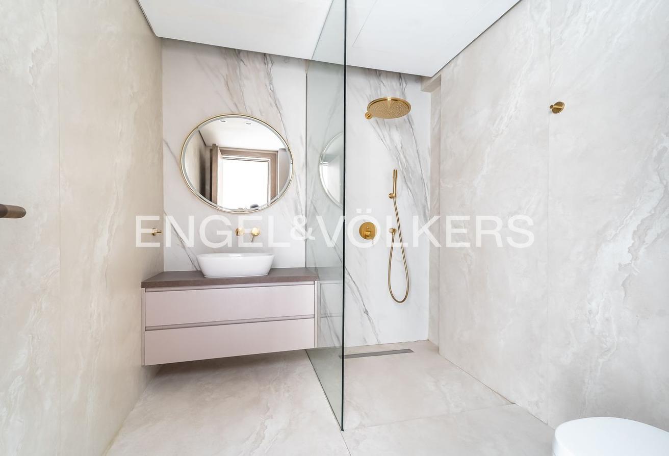 Fully Upgraded | Extended | Turnkey | Vacant Now photo 14