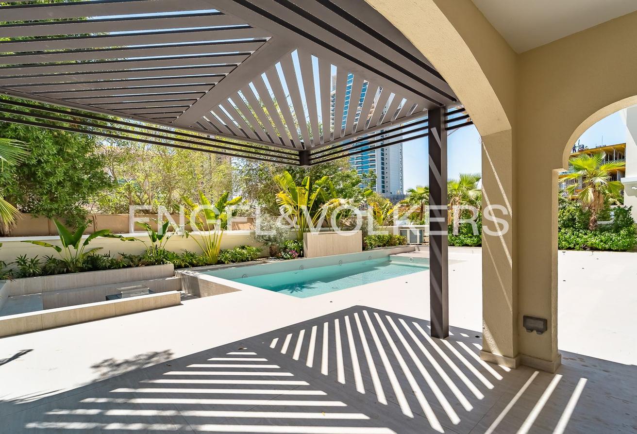 Fully Upgraded | Extended | Turnkey | Vacant Now photo 22