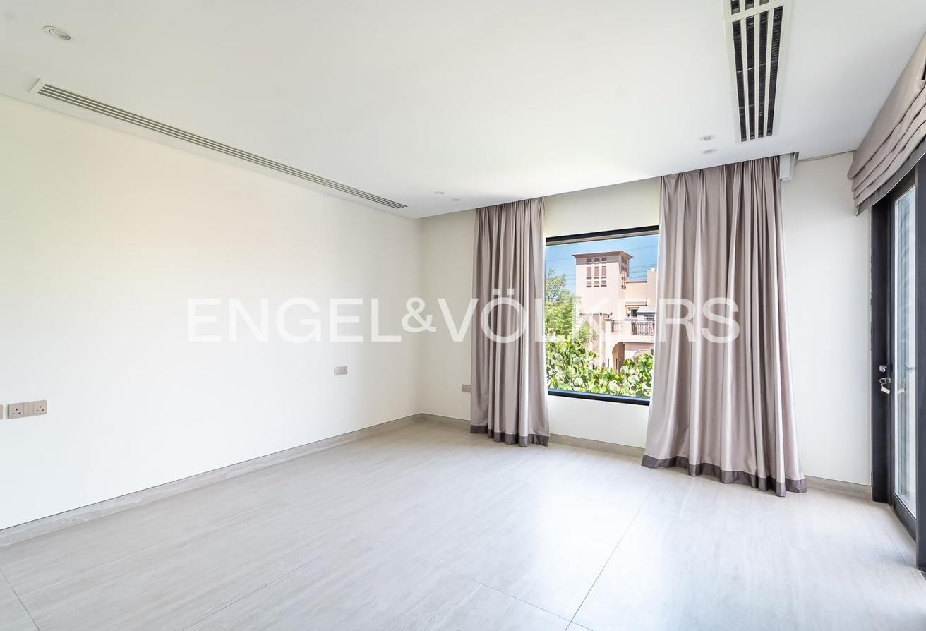 Fully Upgraded | Extended | Turnkey | Vacant Now photo 13