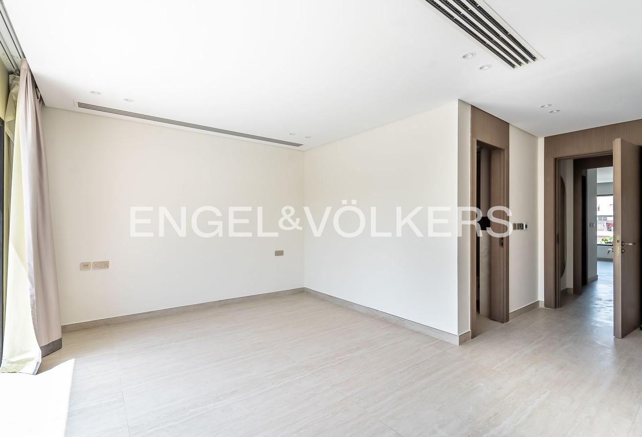Fully Upgraded | Extended | Turnkey | Vacant Now photo 16