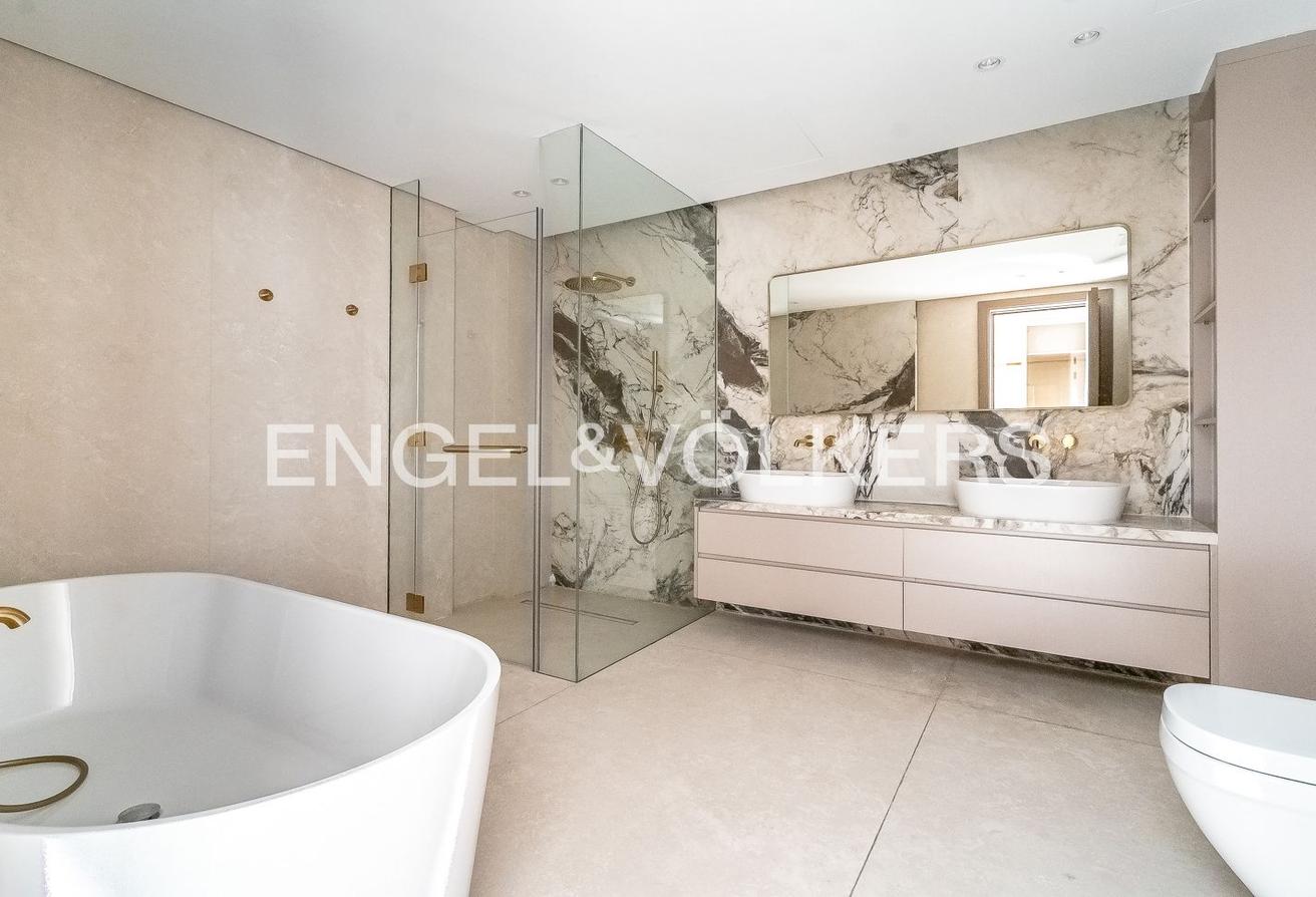 Fully Upgraded | Extended | Turnkey | Vacant Now photo 17