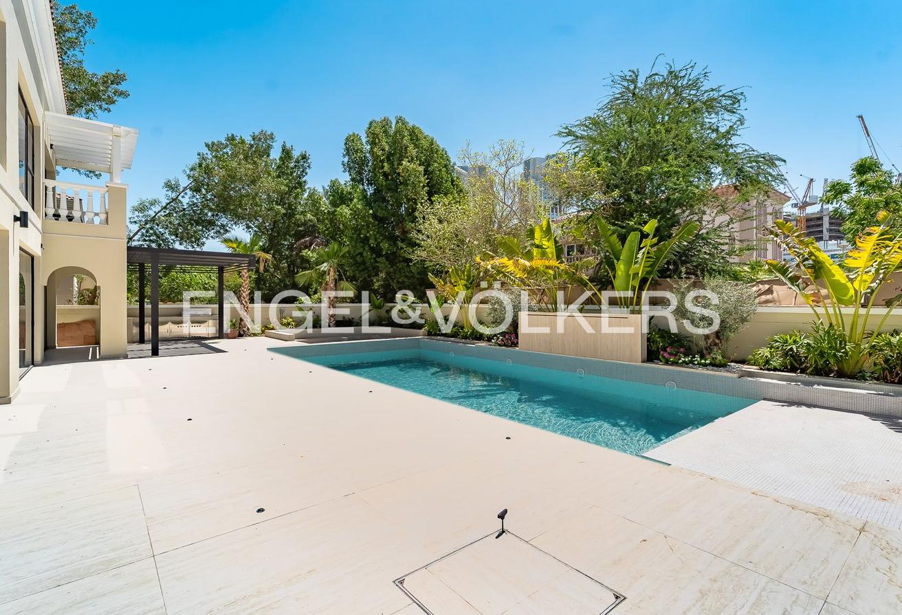 Fully Upgraded | Extended | Turnkey | Vacant Now photo 23