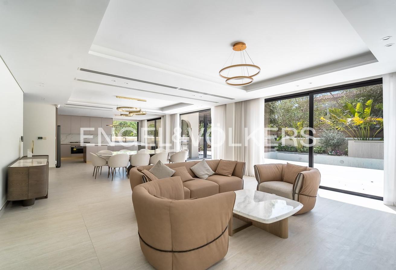 Fully Upgraded | Extended | Turnkey | Vacant Now photo 2