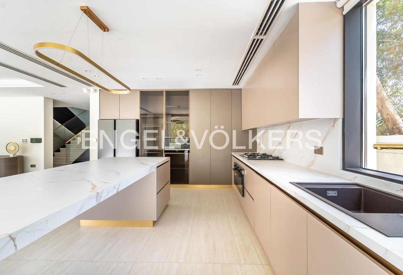 Fully Upgraded | Extended | Turnkey | Vacant Now photo 6