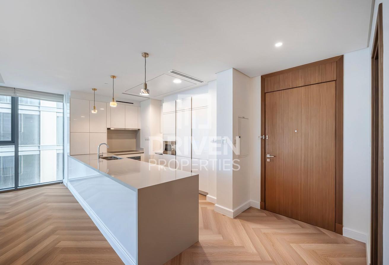 Corner Unit | Burj Khalifa and Canal View photo 7