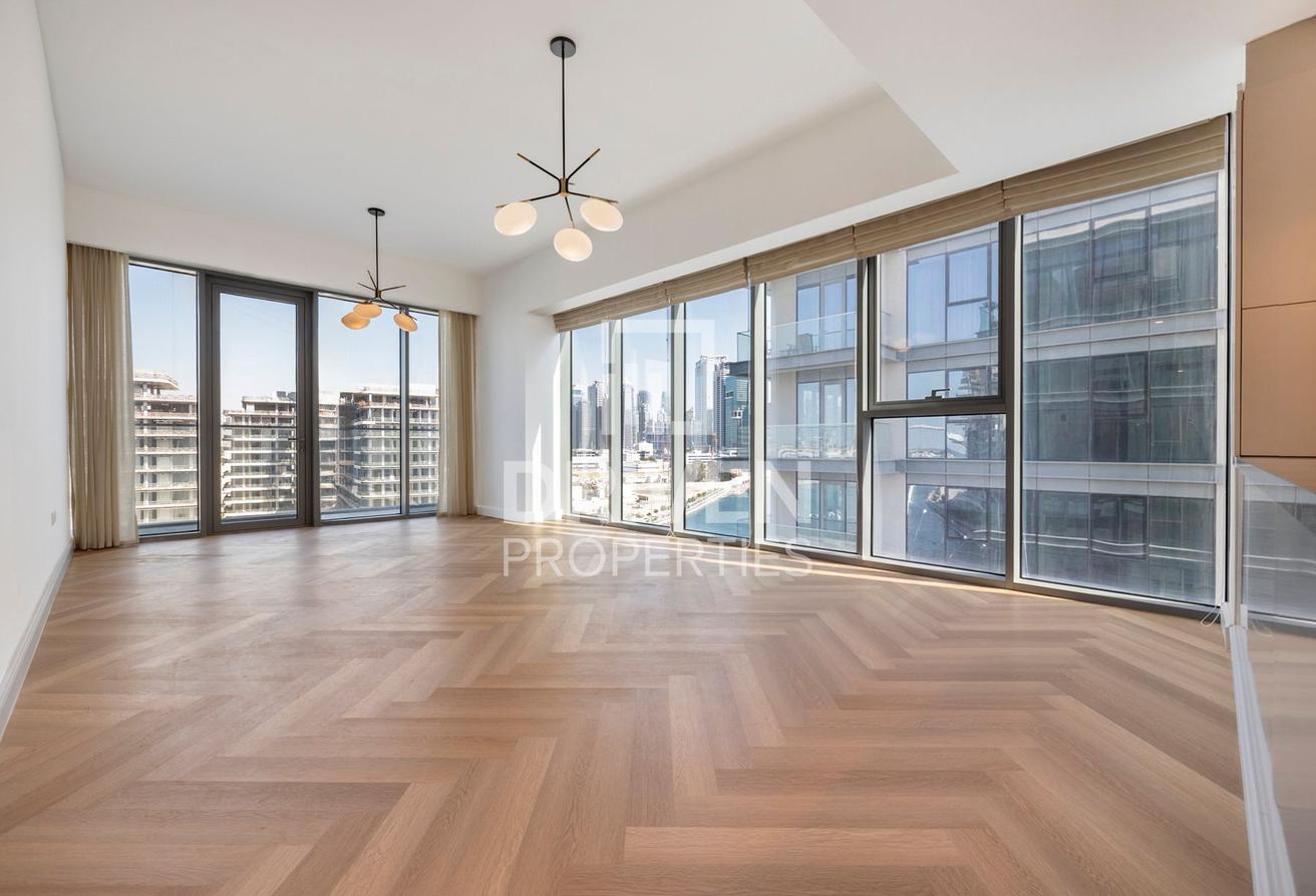 Corner Unit | Burj Khalifa and Canal View photo 4