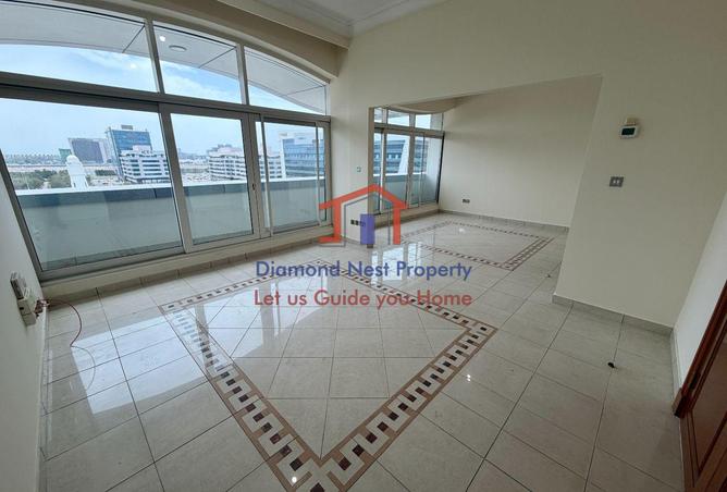 Modern Living at its Finest: 3 BHK APT with Maid