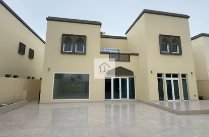 Villa - 3 Bedrooms - 5 Bathrooms for rent in District 8 - Jumeirah Park - Dubai