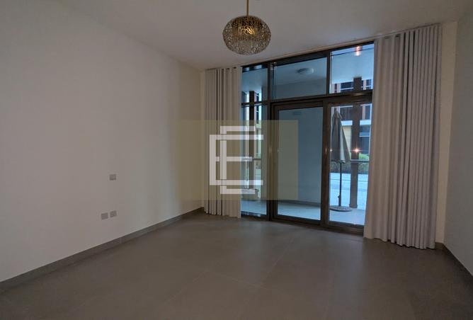 Spacious | 2 BR Apartment | Waterfront Jadaff photo 3
