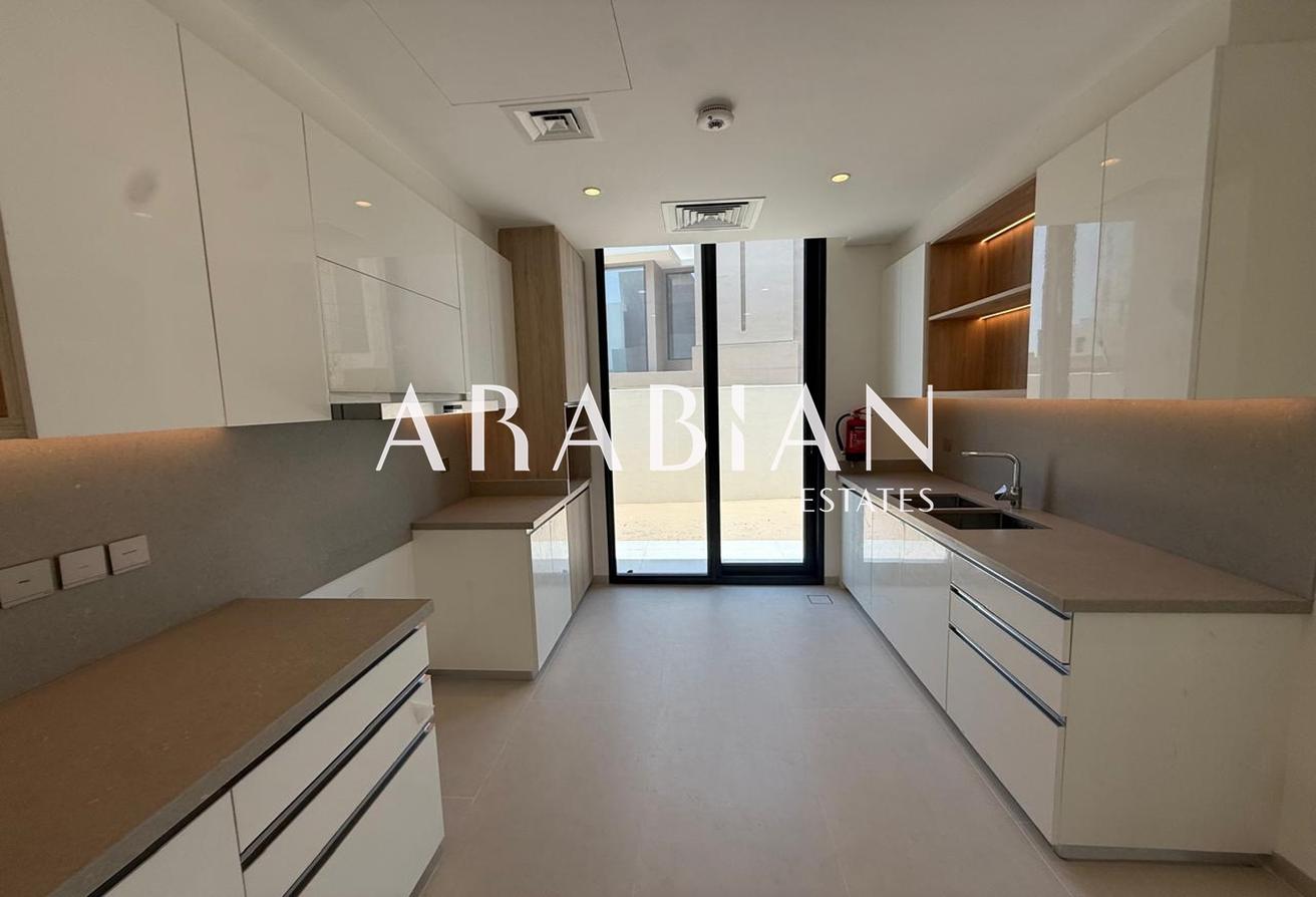 Prime Location | Single Row | Unfurnished photo 2