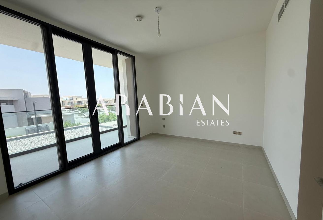 Prime Location | Single Row | Unfurnished photo 8