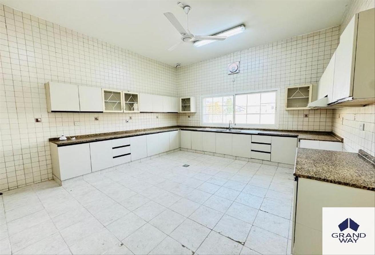 4BR Family Villa | Spacious | Prime Location photo 8