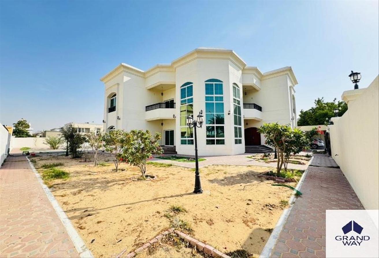 4BR Family Villa | Spacious | Prime Location photo 12