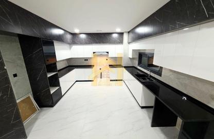 عمارة بالكامل - 7+ - 7+ للايجار في أم الثعوب - أم القيوين
