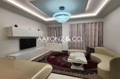 شقة - غرفة نوم - 2 حمامات للايجار في طراز إنجليزي - المدينة العالمية - دبي