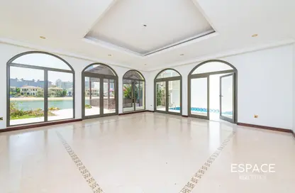 Villa - 5 Bedrooms - 6 Bathrooms for rent in Garden Homes Frond B - Garden Homes - Palm Jumeirah - Dubai