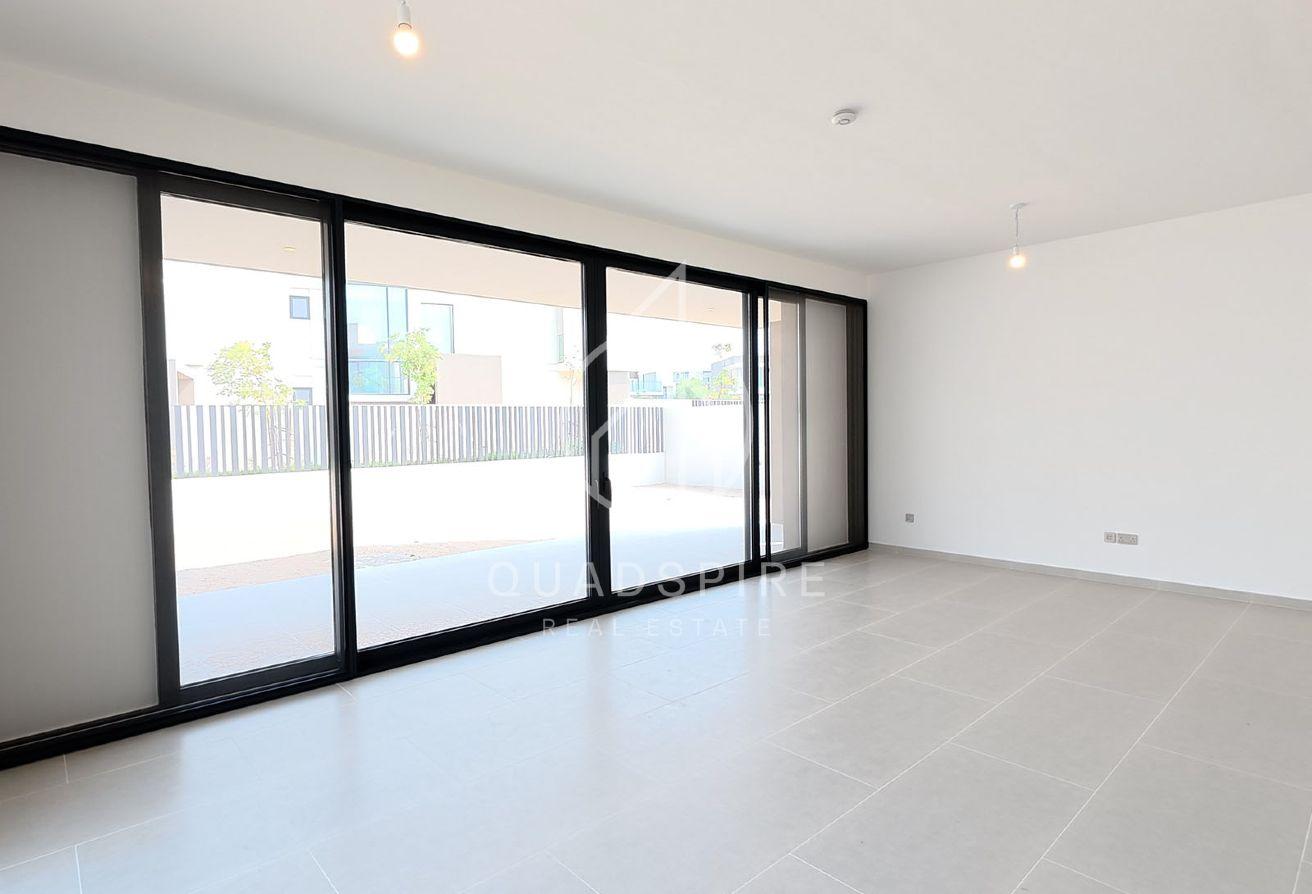Huge Plot | Corner Unit | Mins To Park | Brand New photo 8