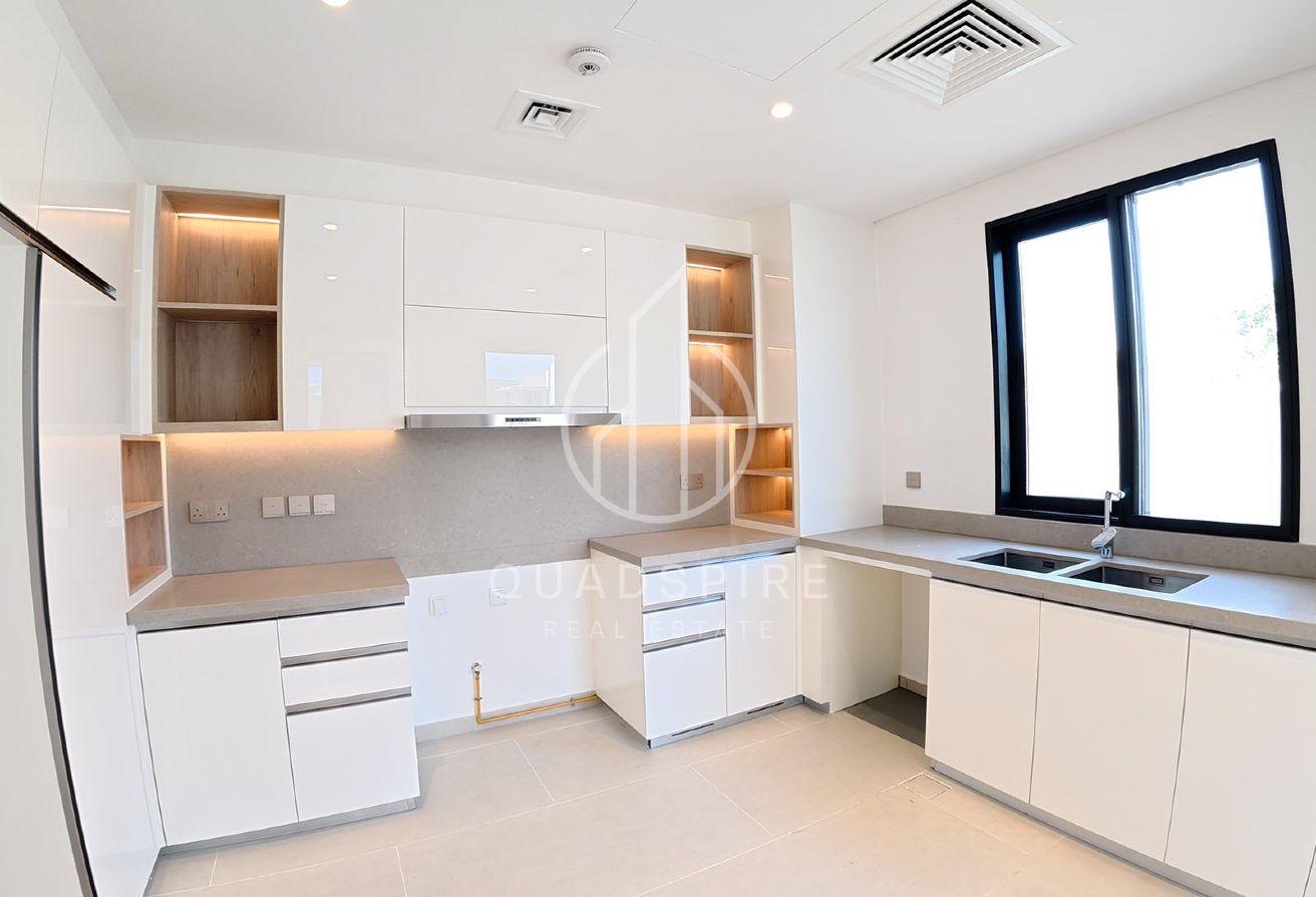 Huge Plot | Corner Unit | Mins To Park | Brand New photo 5