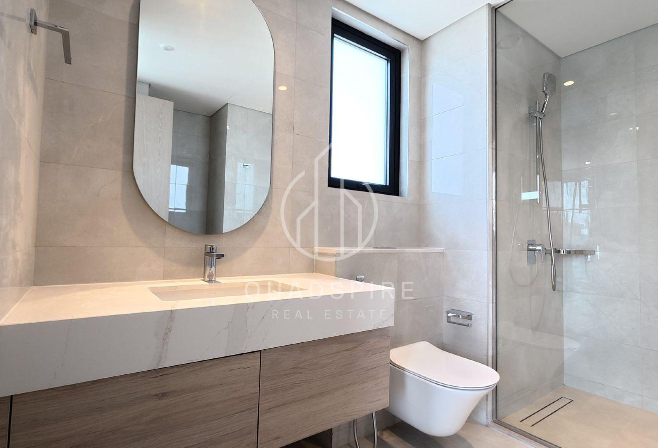 Huge Plot | Corner Unit | Mins To Park | Brand New photo 18
