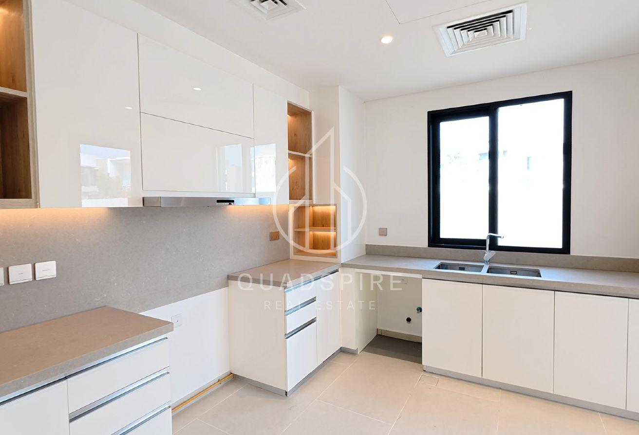 Huge Plot | Corner Unit | Mins To Park | Brand New photo 4