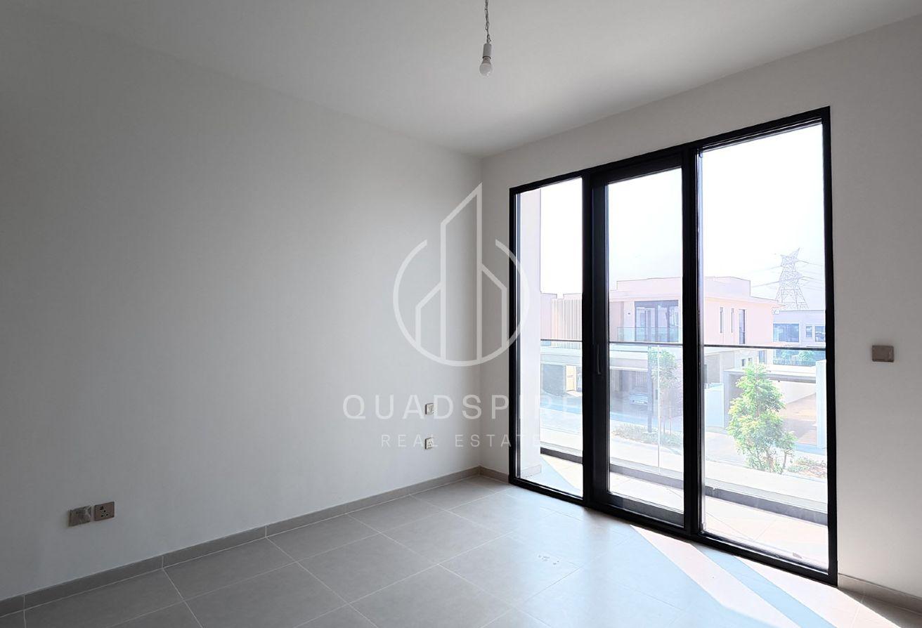 Huge Plot | Corner Unit | Mins To Park | Brand New photo 21