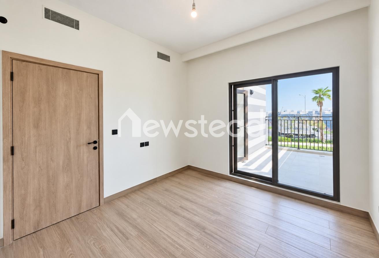 Single Row | Across The Central Hub | Vacant Now photo 10
