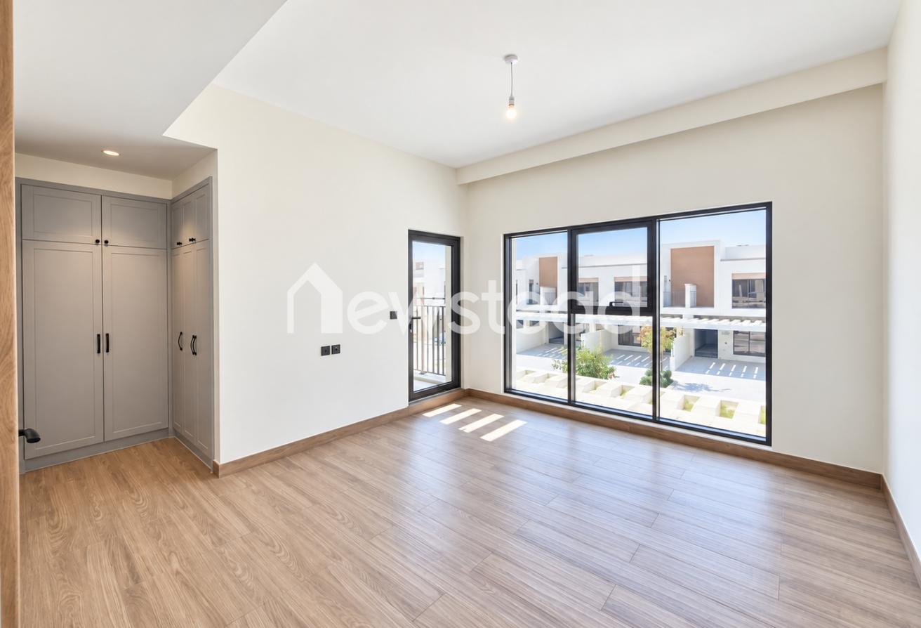 Single Row | Across The Central Hub | Vacant Now photo 12