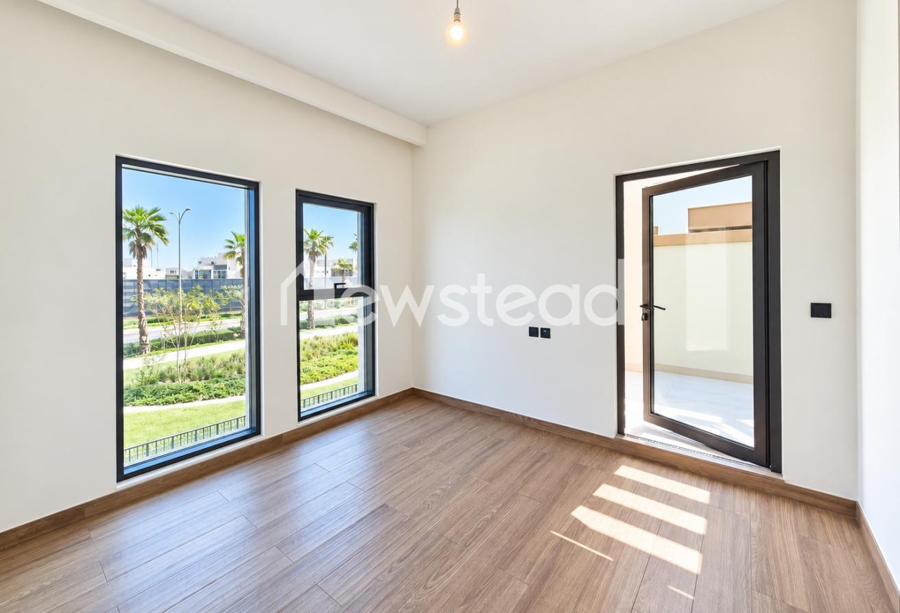 Single Row | Across The Central Hub | Vacant Now photo 11