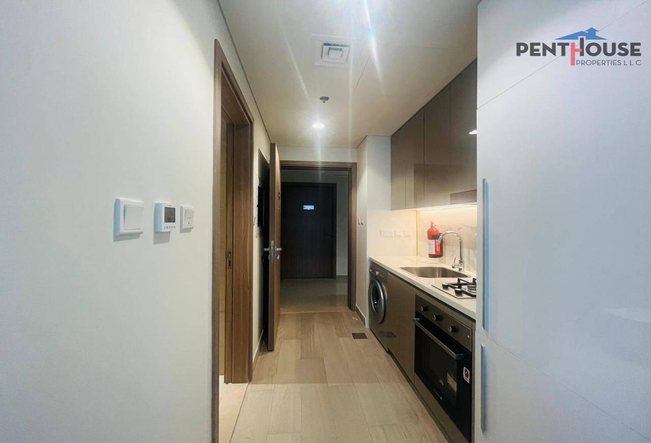 Spacious Furnished | High Floor | Prime Location photo 9