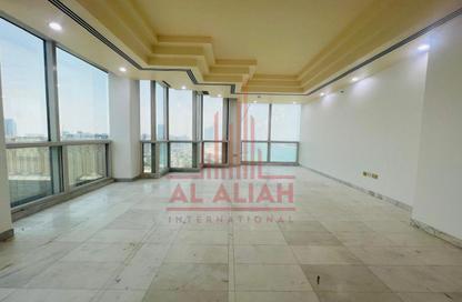Apartment - 4 Bedrooms - 5 Bathrooms for rent in Corniche Road - Abu Dhabi