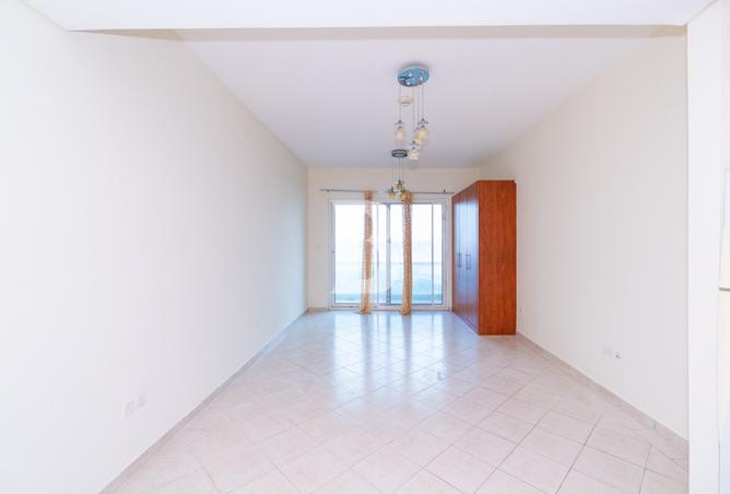 Low Floor | Equipped Kitchen | No Parking photo 2