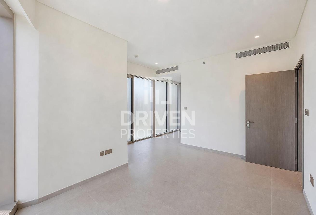 High Floor Unit with Balcony | Prime Location photo 7